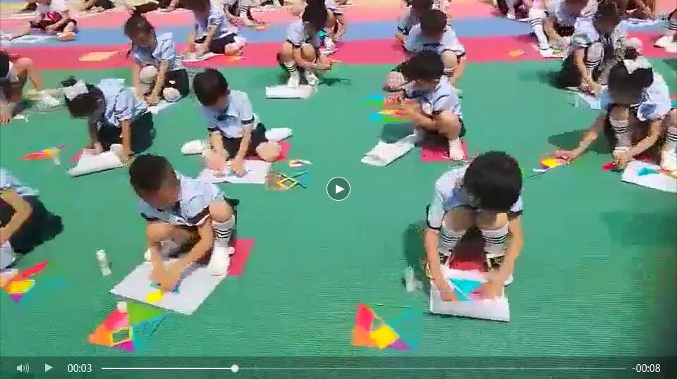 七彩阳光幼儿园室外拼图活动展示