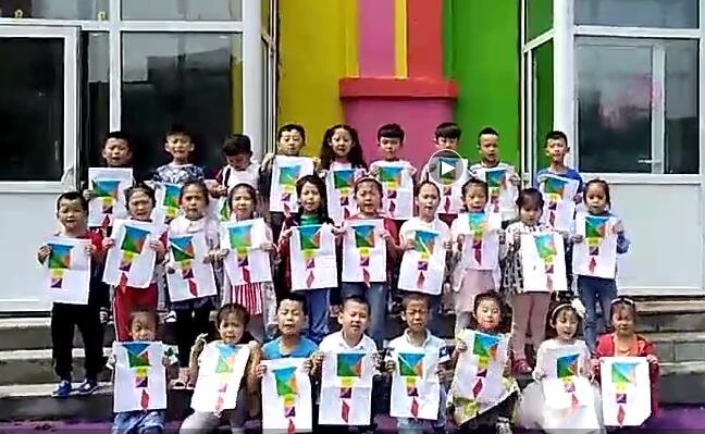 父亲节幼儿园宝贝们用七巧板拼图送给父亲做礼物